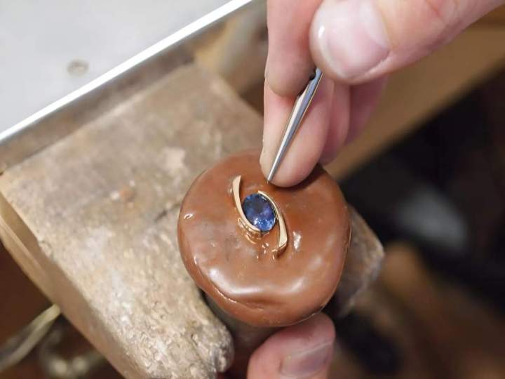 Nous fabriquons des bijoux personnalisés.